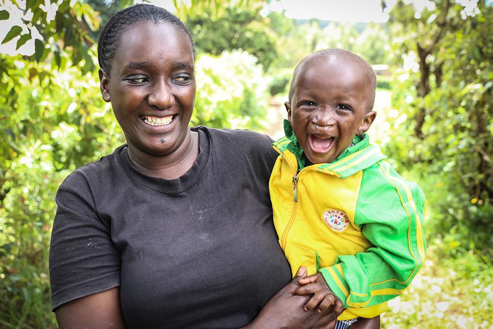 Jessica meets child from Kenya