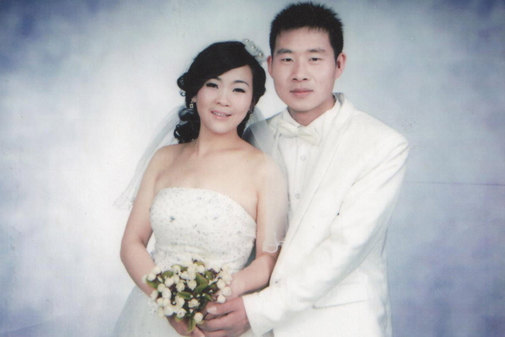 Wang Li's Wedding Photo with her husband