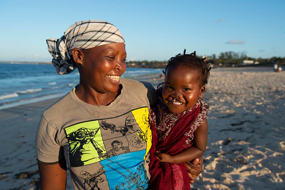 Zena with mom on beach