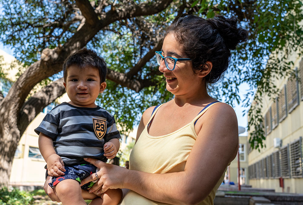 felix and mom smile