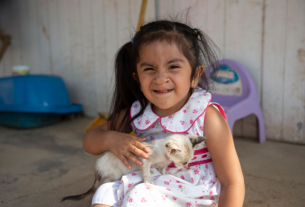 Kristhell holding her pet cat in 2019