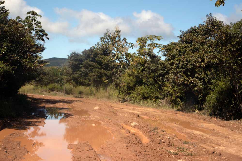 The dirt path up to Fidel's home