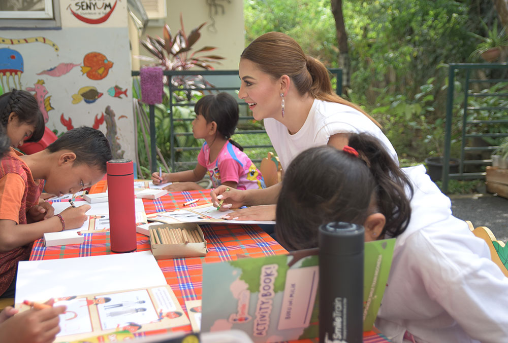 Urvashi Rautela colouring with Smile Train patients