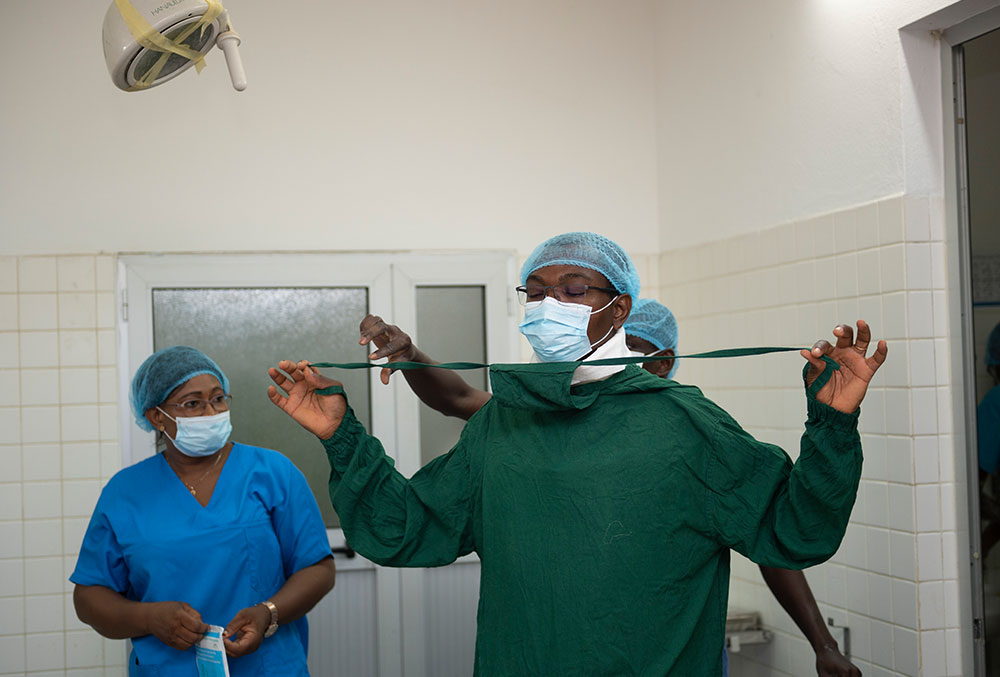 Dr Akakpo-Numado scrubbing into a cleft surgery