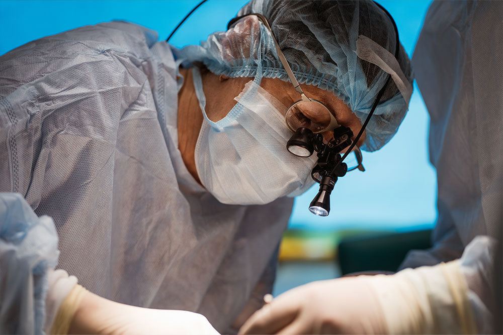 Dr Tetruieva performing a cleft surgery