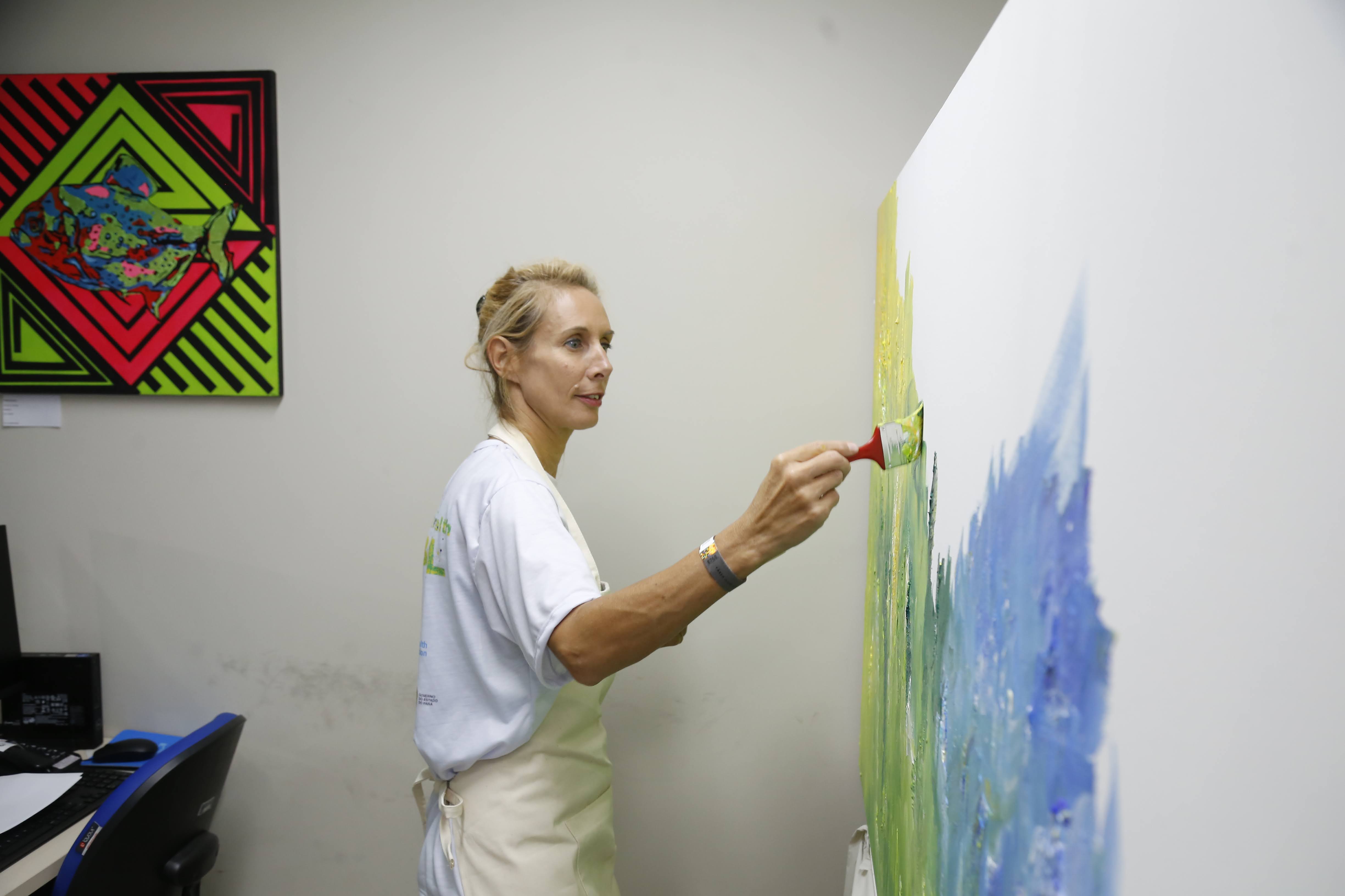 Artist Isabelle Wachsmuth paints a mural