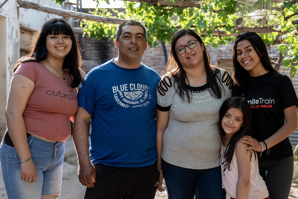 Vanesa smiling with her family