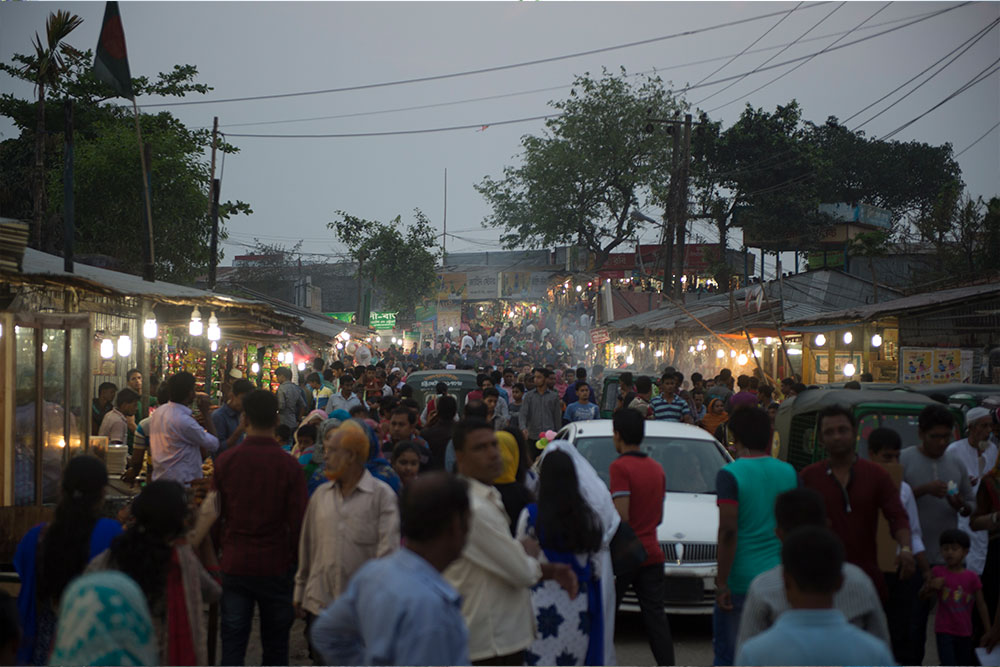 A Bangladeshi outdoor market at dusk