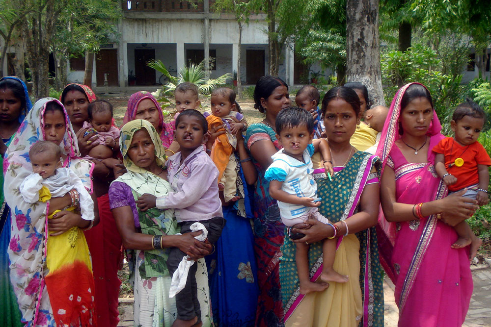 Mothers bringing their babies with clefts to a Smile Train partner