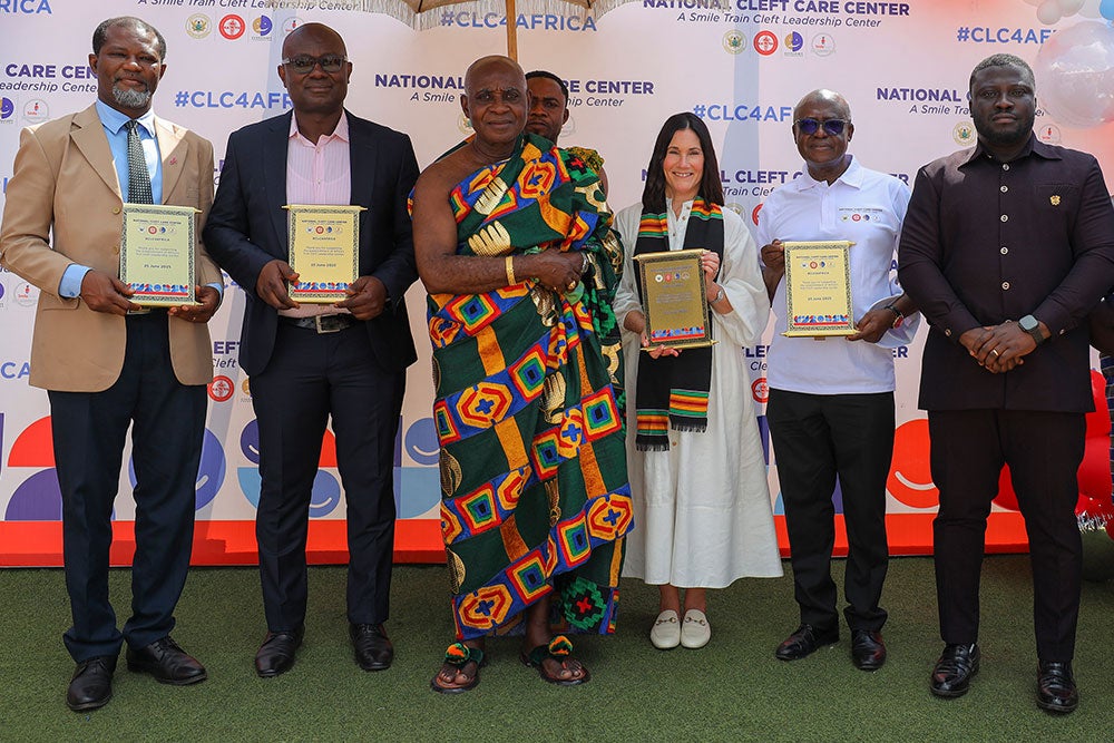 Susannah Schaefer standing with Dr Ignatius Awinibun, Director of Allied Health for the Ghana Ministry of Health; Dr Paa Kwesi Baidoo, CEO of KATH; Nana Prof. Oheneba Boachie-Adjei Woahene II Otumfo Hiahene, Chairman of KATH; Prof. Peter Donkor; and Dr Frank Amoakohene, Ashanti Regional Minister