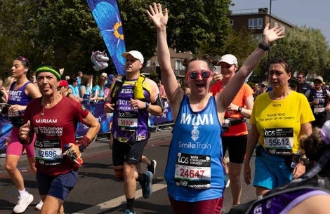 Mimi Middler running in the 2025 London Marathon