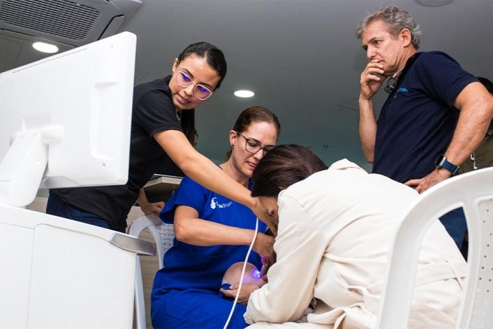 Participant in Dentsply Sirona's training at Clinica Noel, Colombia
